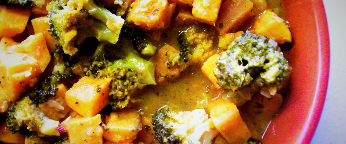 Curry de cartofi dulci cu broccoli