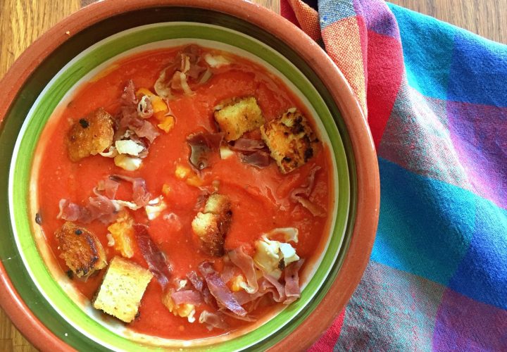 Supă rece spaniolească de roşii cu jamon serrano şi crutoane cu usturoi