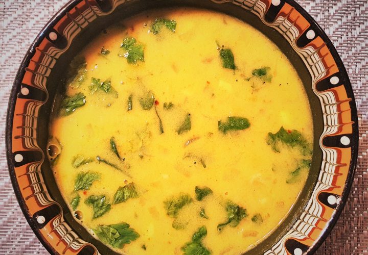 Supă de năut cu lapte de cocos și curry